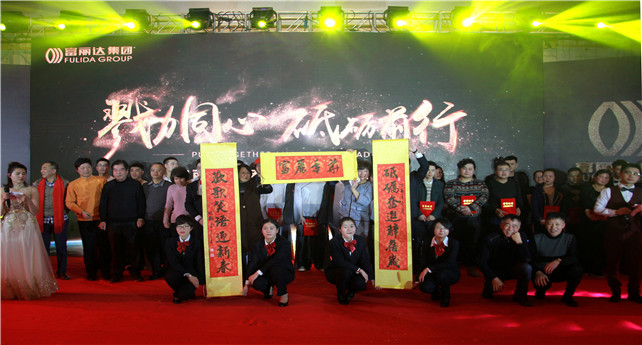 1520047906598902MGTG.jpg 17.領(lǐng)導(dǎo)與參演人員合影.jpg