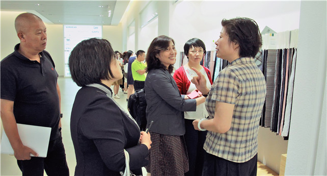 1539836945675129ut8i.jpg 圖為錢玨美陪同高訓(xùn)班學(xué)員在展廳參觀.jpg