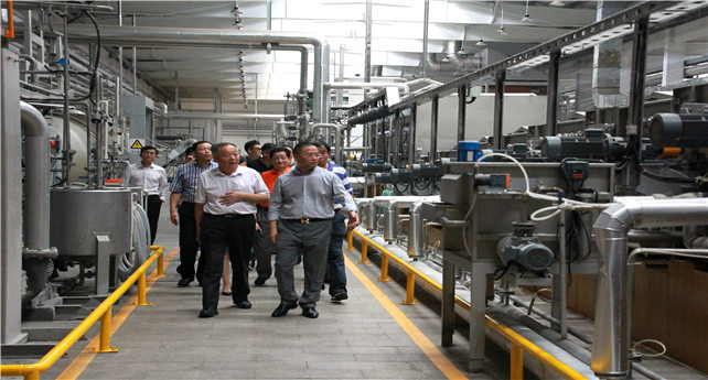 1539839388823386xwnh.jpg 圖為企業(yè)家們參觀卓達(dá)染整車(chē)間.jpg