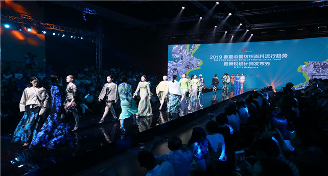 1539839545170431pT9f.jpg 圖為時裝走秀現(xiàn)場一.jpg